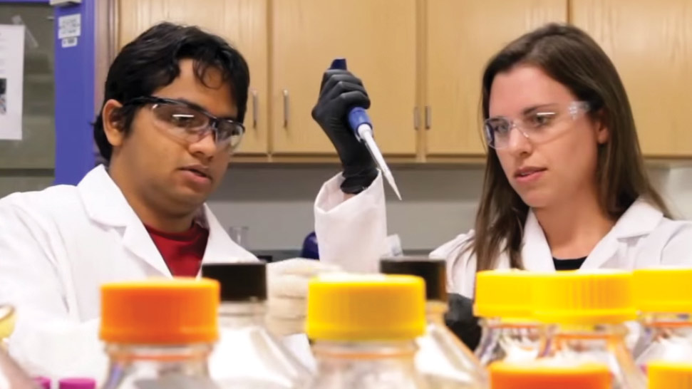 CHEN students in lab