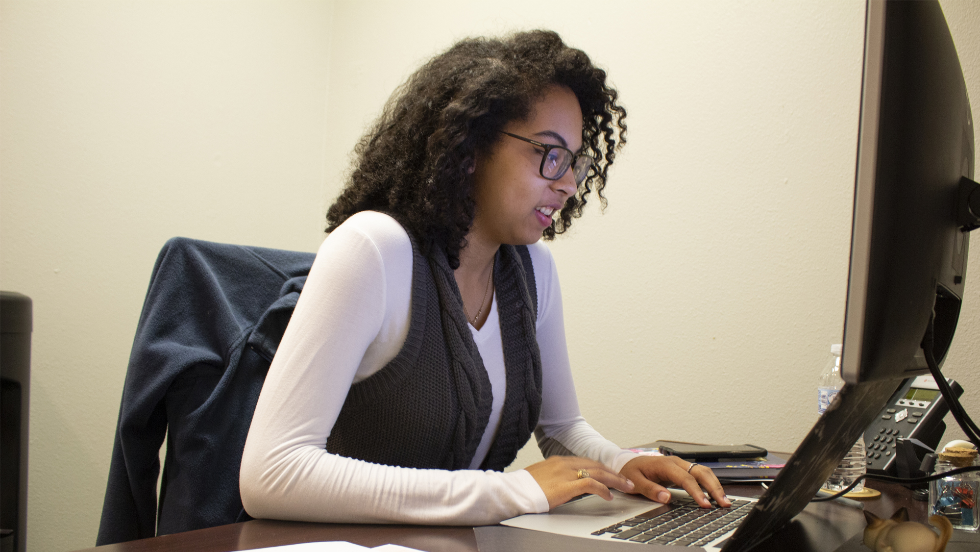 Madeline Loftin working on a computer