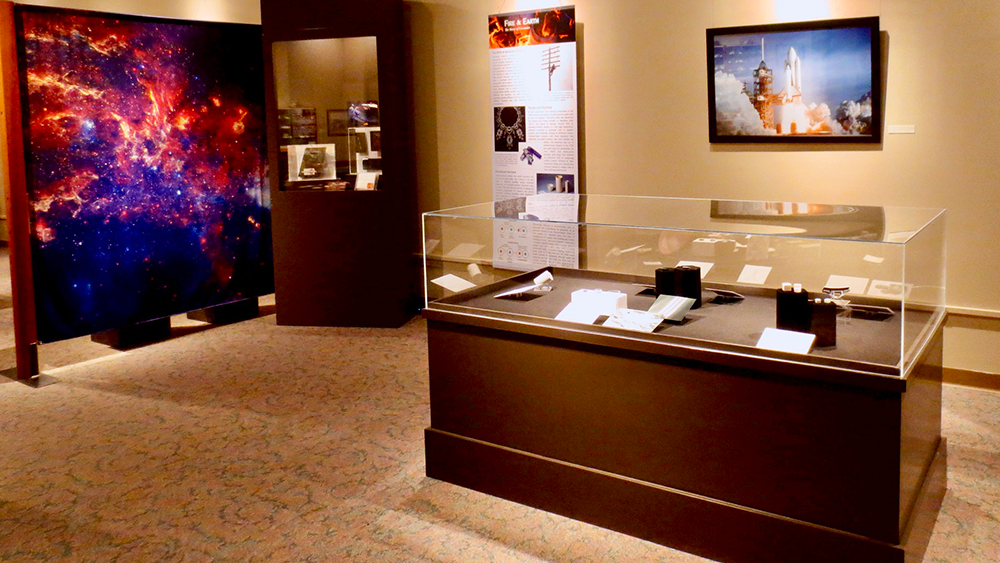 Items on display at an exhibit in a museum 