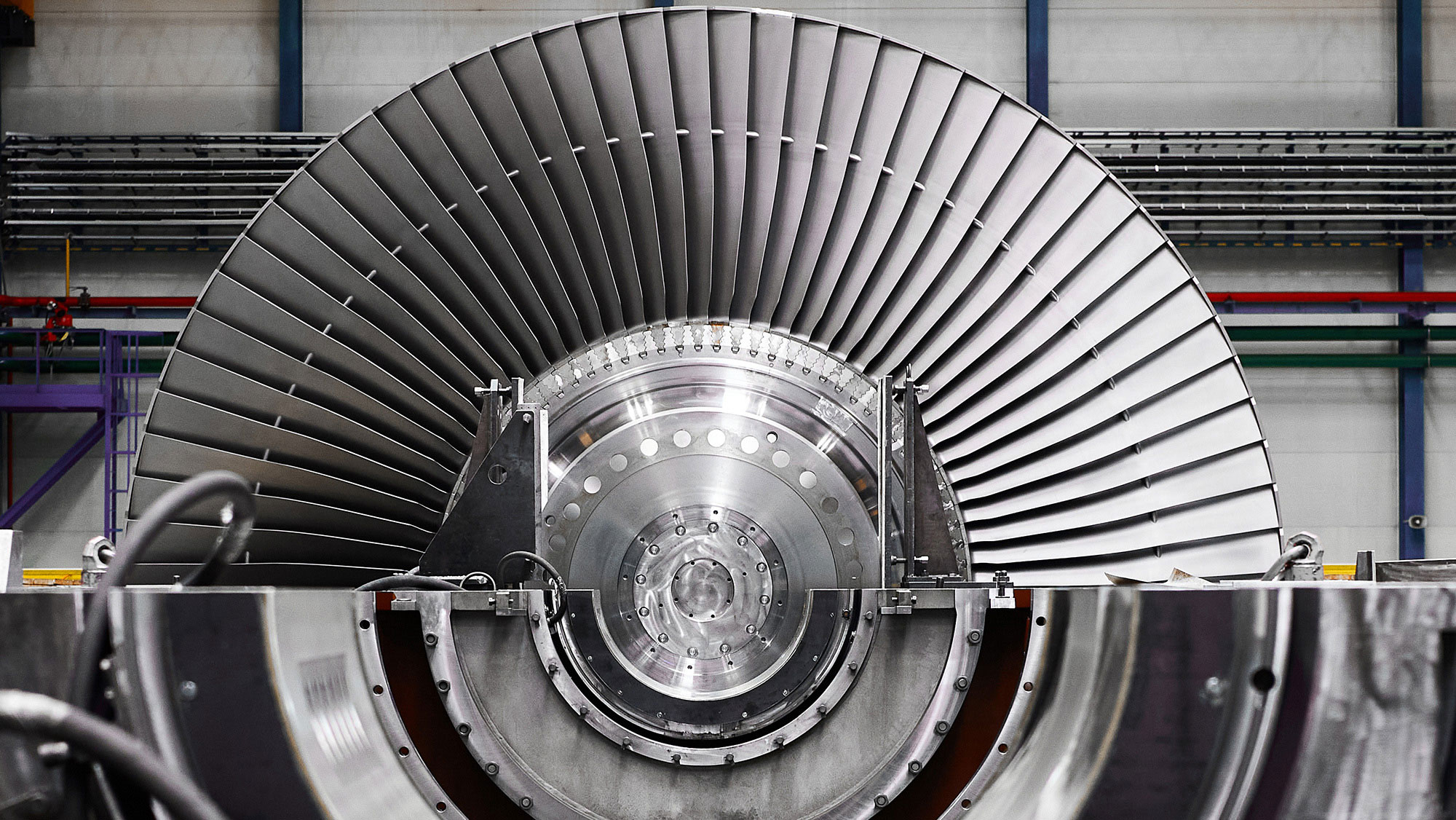 A steam turbine rotor is installed in the lodgment of the steam turbine base.